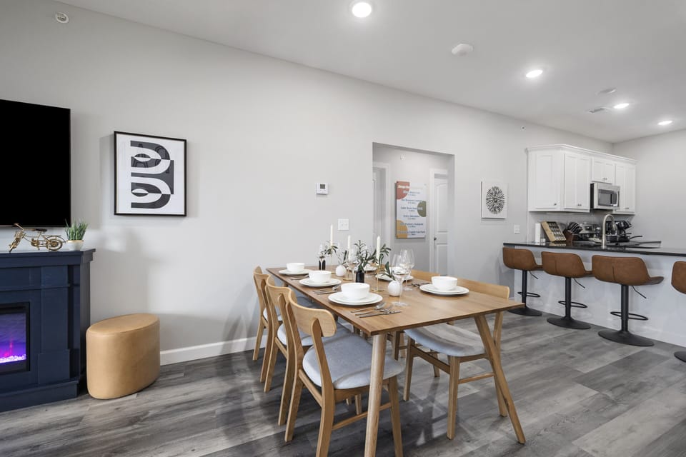 Spacious dinning room for big family!