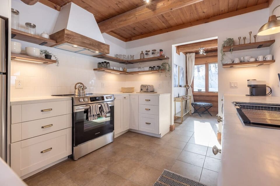 modern kitchen, ideal for cooking and gathering.