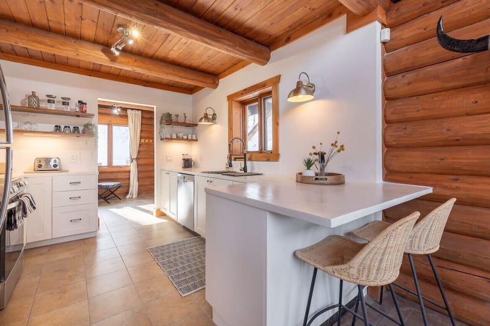 modern kitchen, ideal for cooking and gathering.