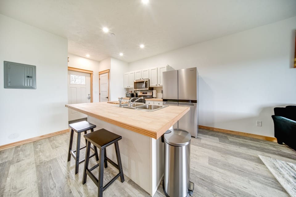 Kitchen | Breakfast Bar | Dishwasher | Cooking Basics