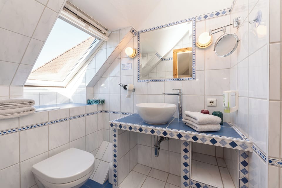 Double Room with Balcony | Bathroom | Towels, toilet paper