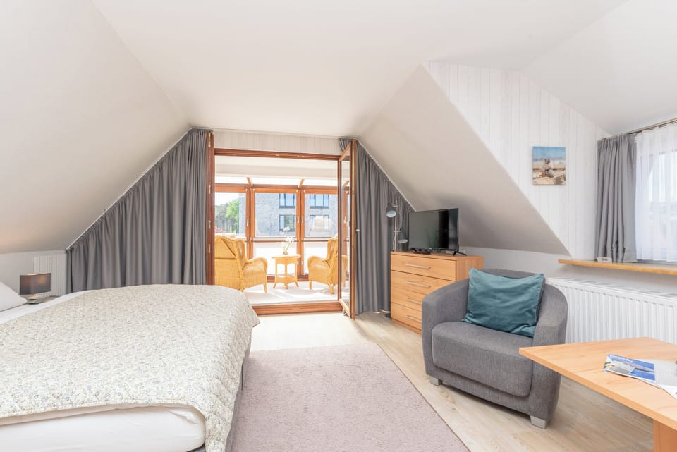 Deluxe Double Room | Individually decorated, individually furnished, blackout drapes