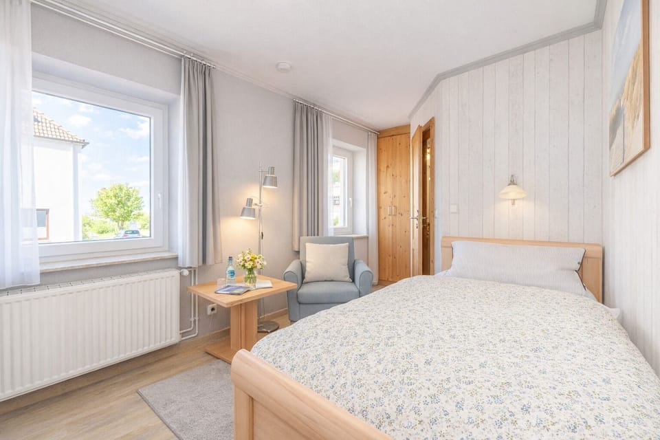 Classic Single Room | Individually decorated, individually furnished, blackout drapes