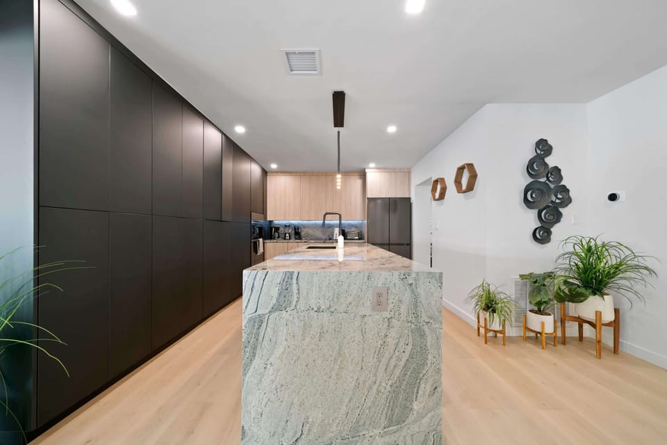 Large gourmet kitchen, fully stocked