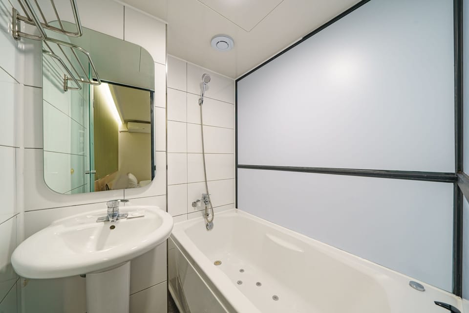 Deluxe Double Room | Bathroom | Combined shower/tub, hydromassage showerhead, free toiletries