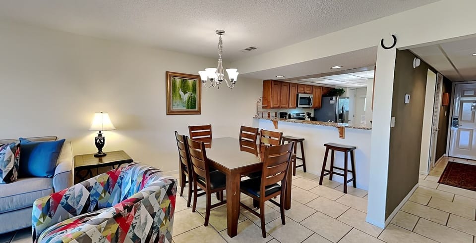 Dining Area - Breakfast Bar