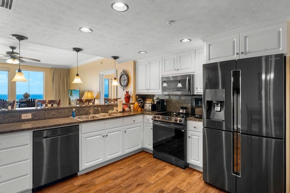 Fully applianced kitchen