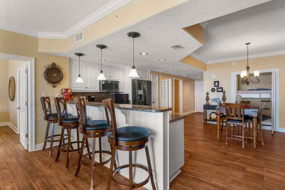 Kitchen breakfast bar
