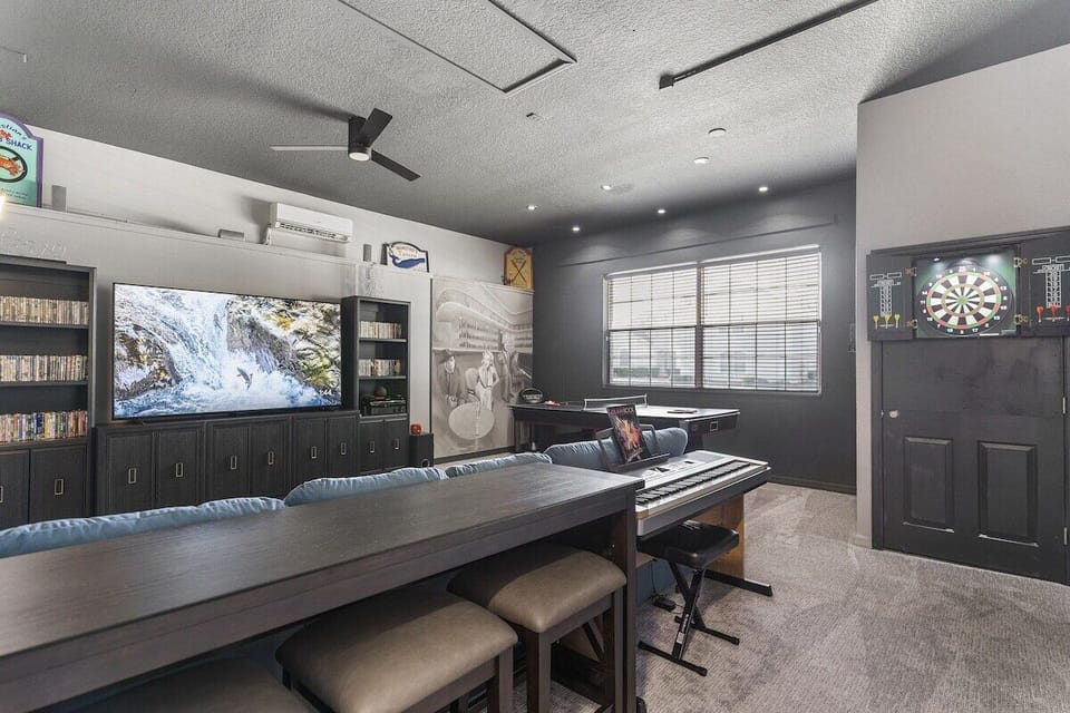 Movie/ game room - with air hockey, table tennis 🏓, darts 🎯, karaoke 🎤 machine 
