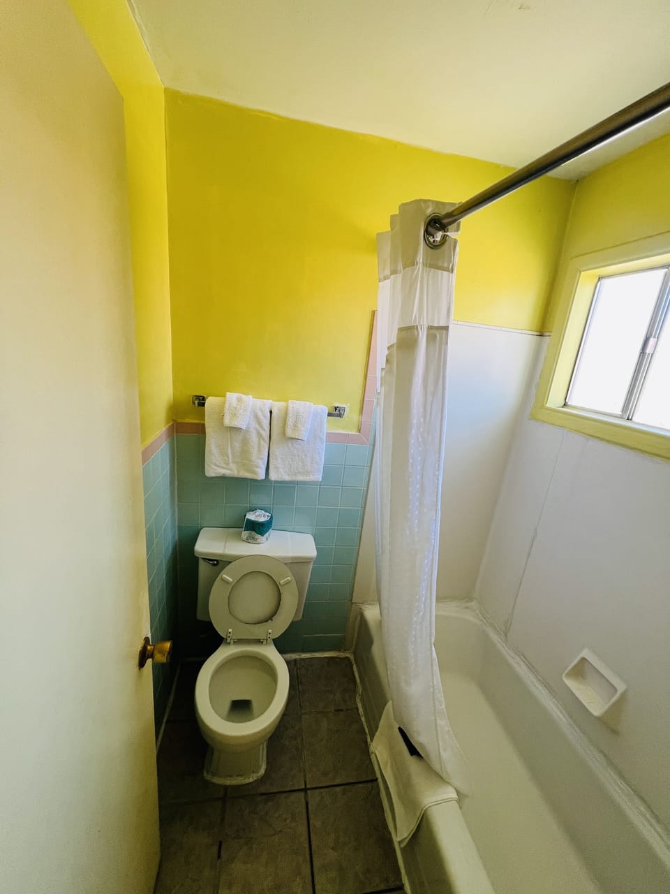 Basic Room | Bathroom | Combined shower/tub, hydromassage showerhead, towels