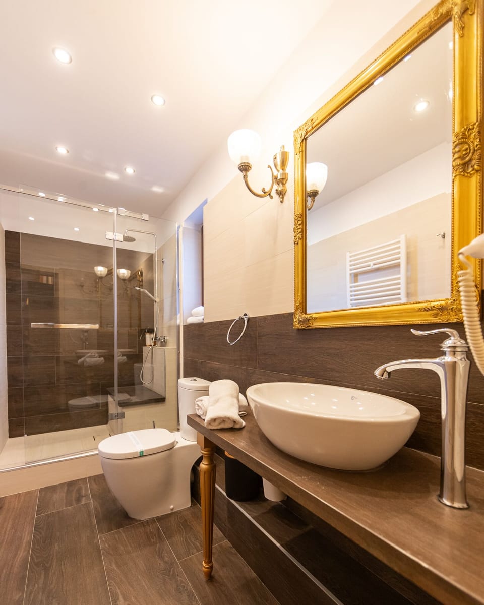 Executive Suite | Bathroom | Shower, rainfall showerhead, designer toiletries, hair dryer