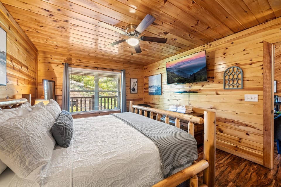 Beautiful 2nd Master w/ King bed, 55" Roku TV, ensuite bath, & walk in closet.