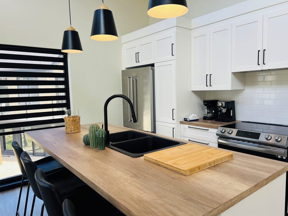 Kitchen with island (2)