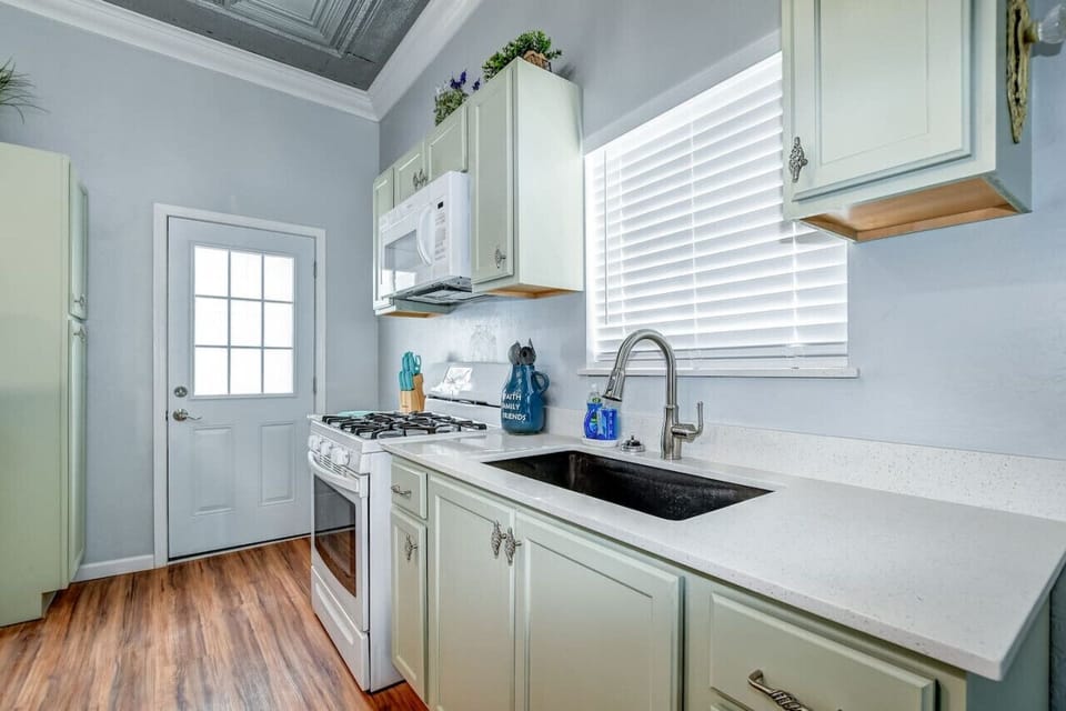 Full kitchen