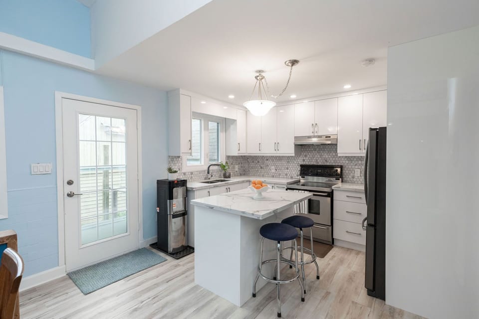 Fully equipped gourmet kitchen - sit at the island and enjoy a meal