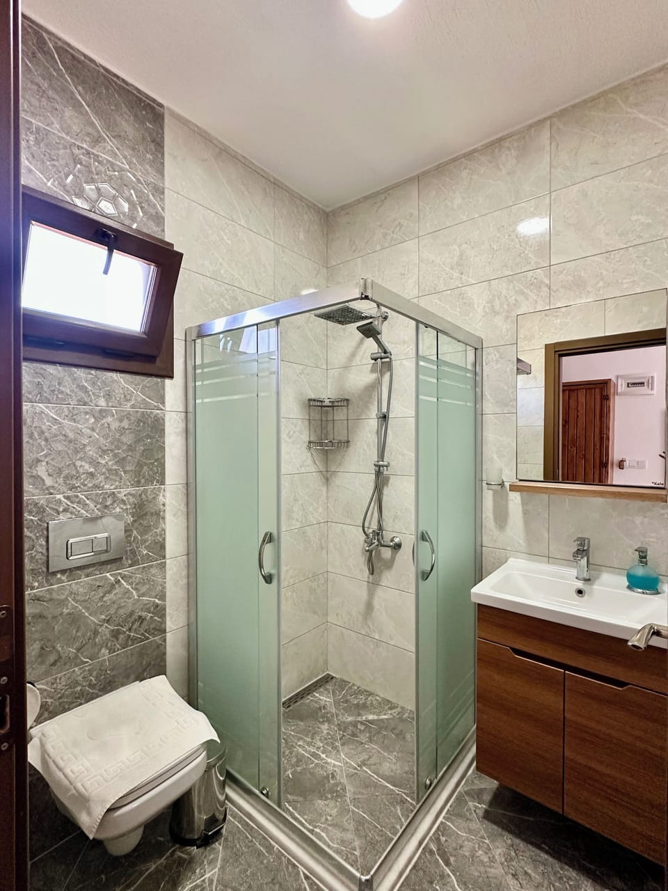 Basic Room, Garden View | Bathroom | Shower, hair dryer, towels