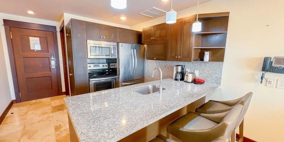 Full-size fridge, microwave, oven, dishwasher