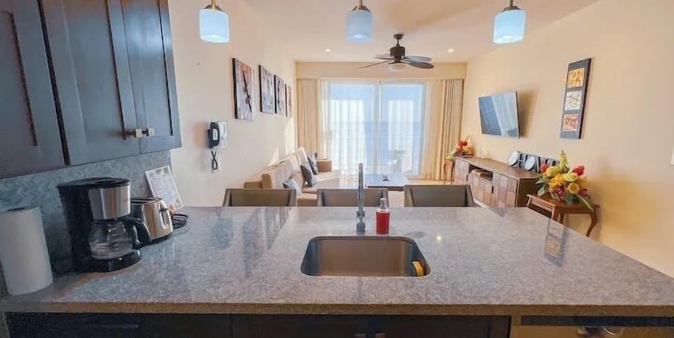 Full-size fridge, microwave, oven, dishwasher