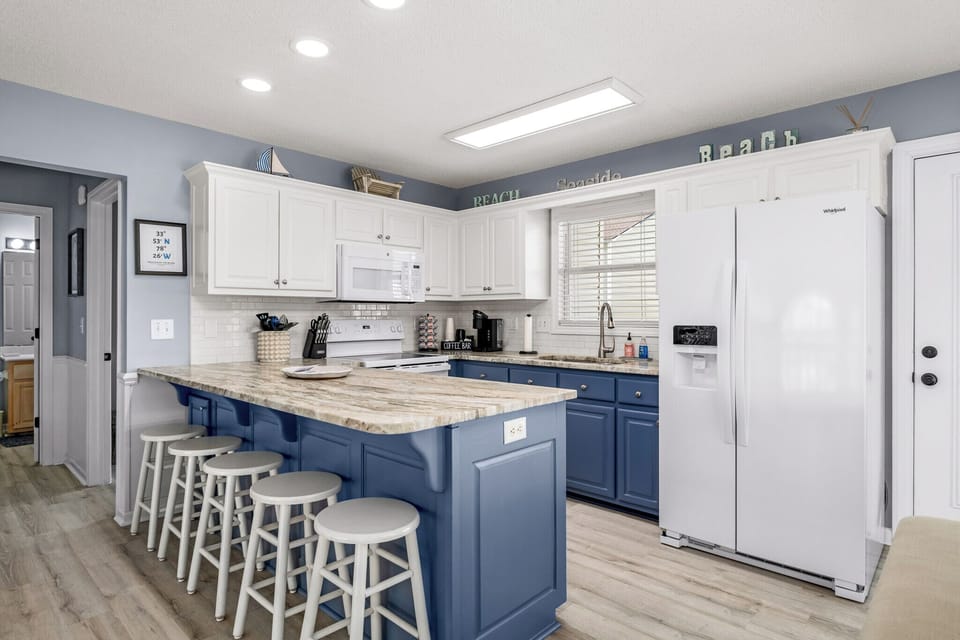 Kitchen Counter w/Barstools
