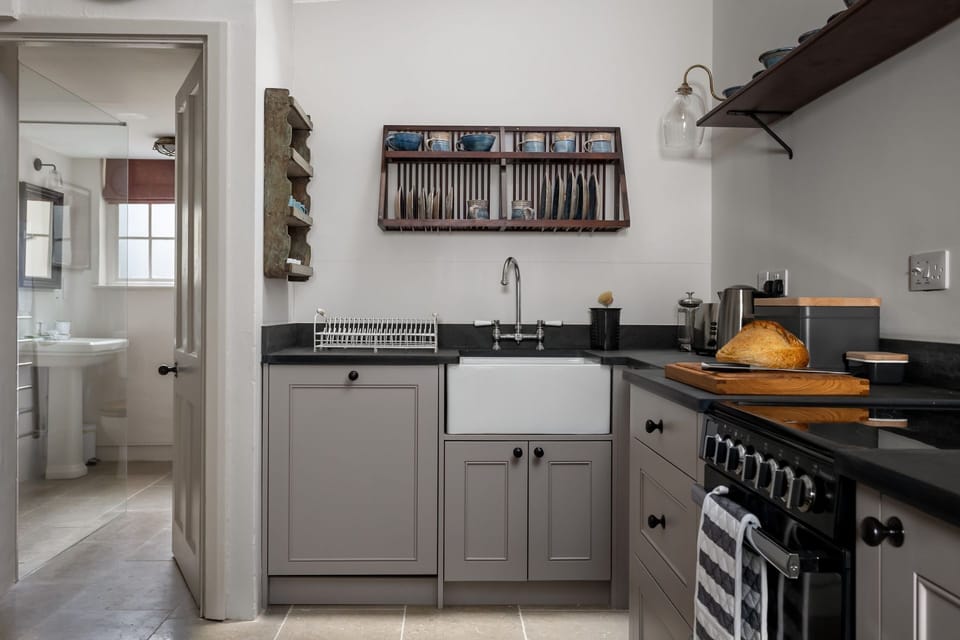 Woodman Cottage Kitchen/ Dining Room - StayCotswold