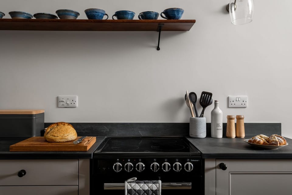 Woodman Cottage Kitchen/ Dining Room - StayCotswold