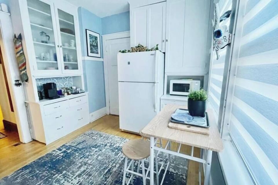  Cheery, clean and nostalgic kitchen