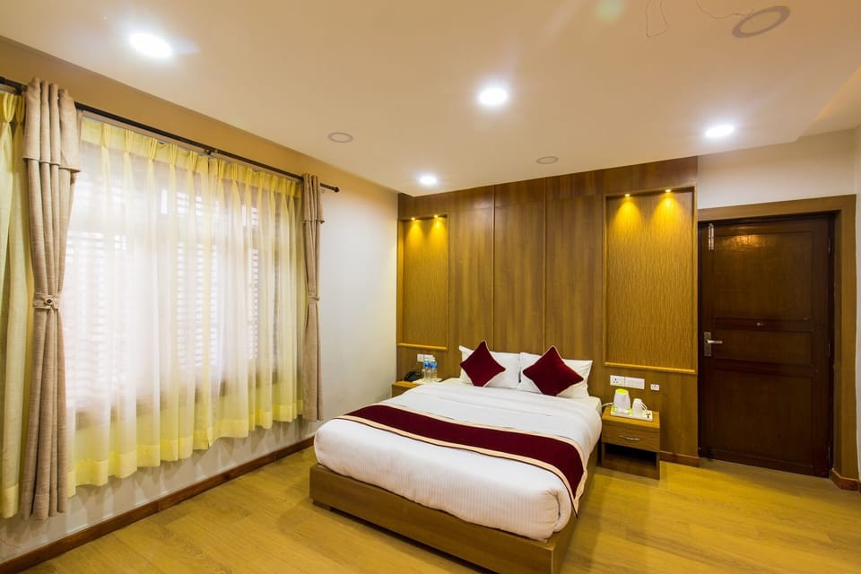 Deluxe Room | Iron/ironing board, free WiFi