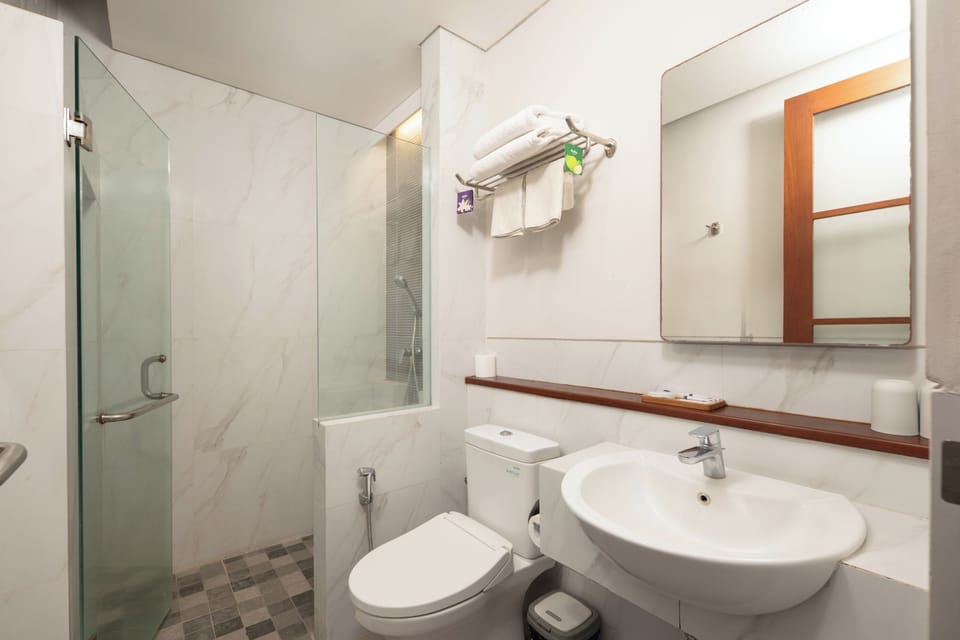 Superior Room, 1 Double Bed | Bathroom | Shower, free toiletries, hair dryer, towels