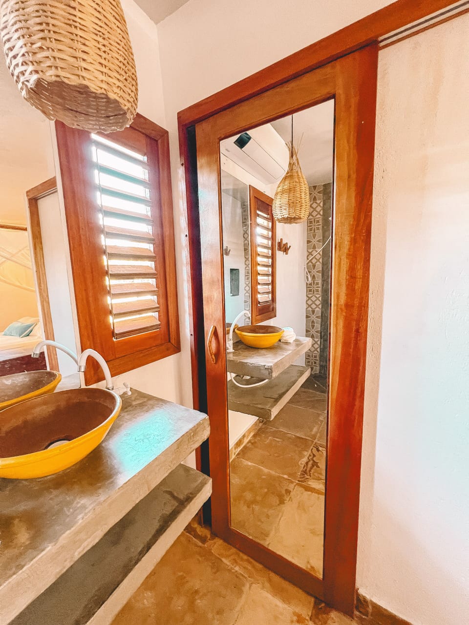 Premium Suite | Bathroom | Free toiletries, hair dryer