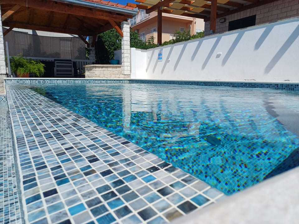 Infinity heated pool