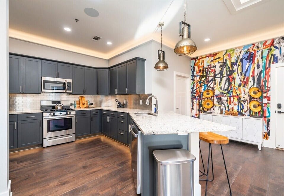 [Kitchen] Take Advantage of the Spacious Counter. Have a Quick Bite to Eat at the End or Use that Space to Cook a Large Meal for You and Your Guests