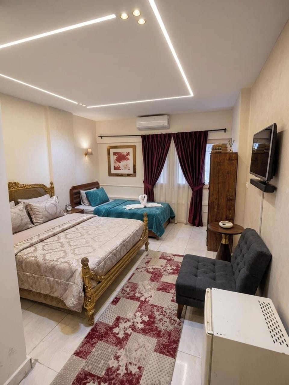 Premium bedding, desk, free WiFi