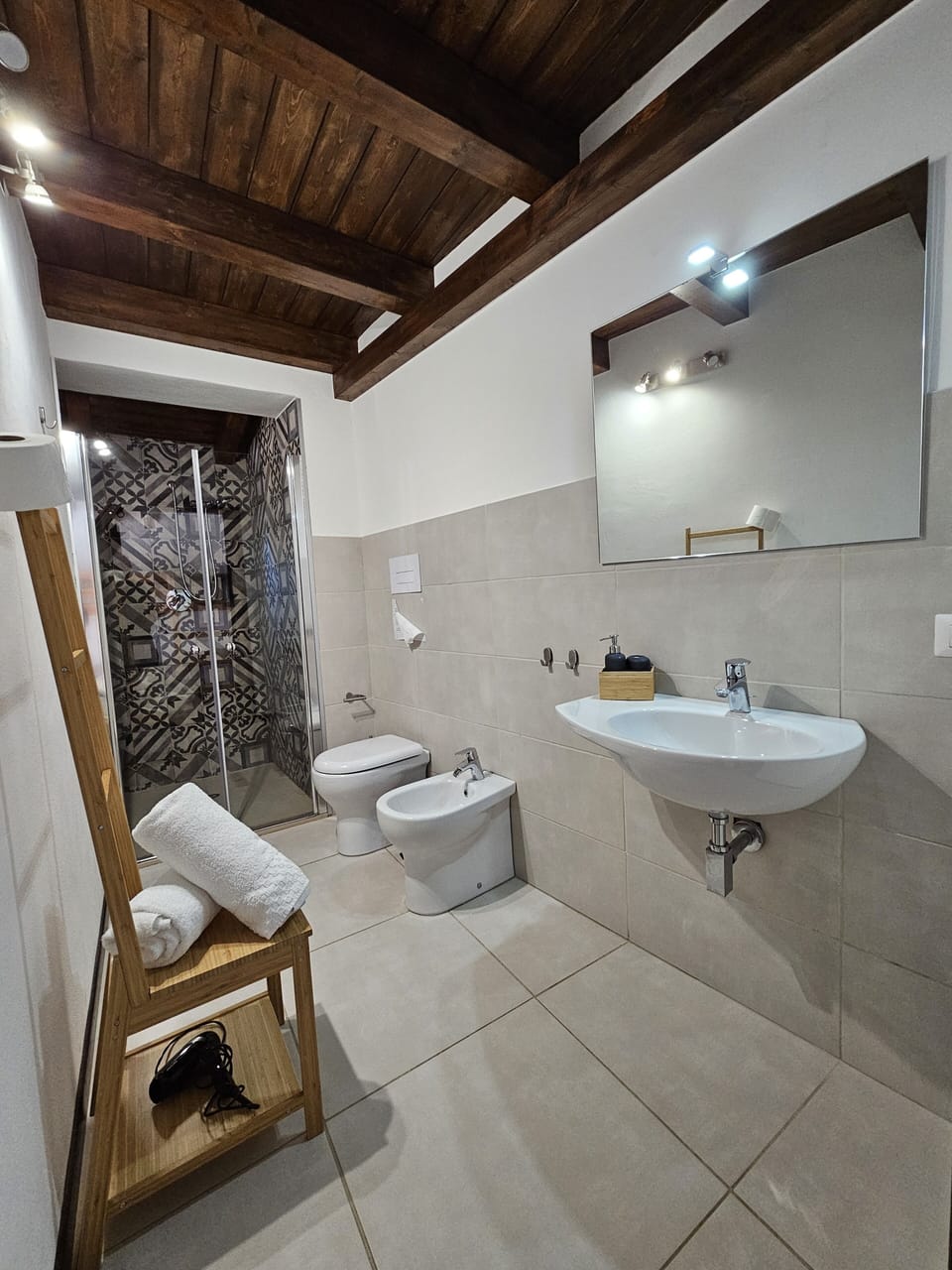 Deluxe Quadruple Room | Bathroom | Shower, rainfall showerhead, hair dryer, bidet