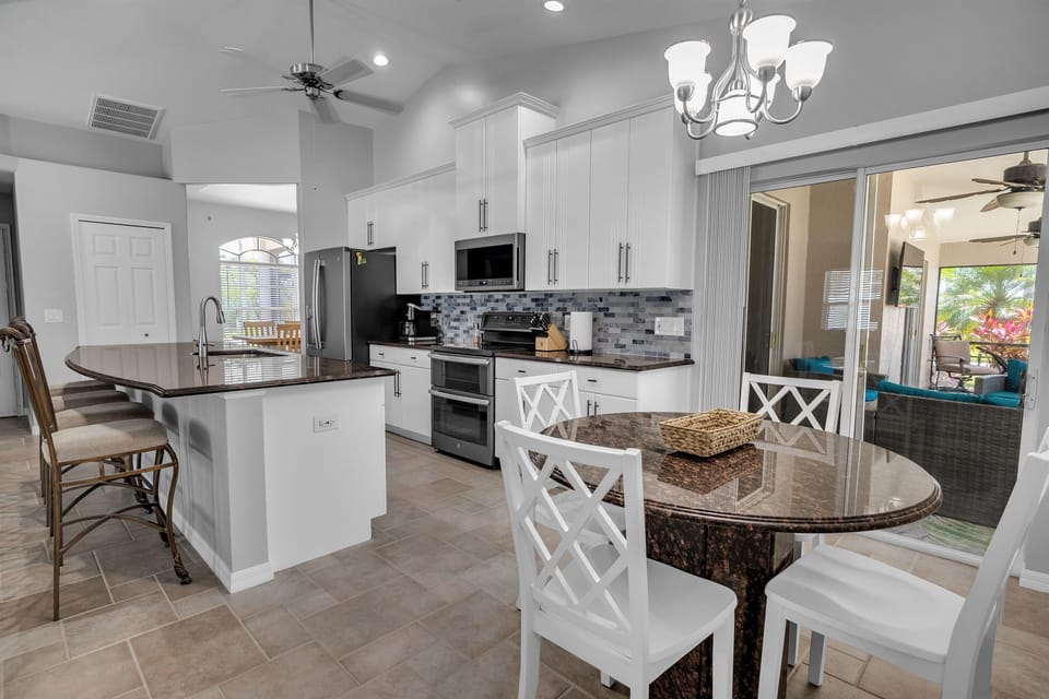Kitchen w/ Large Island