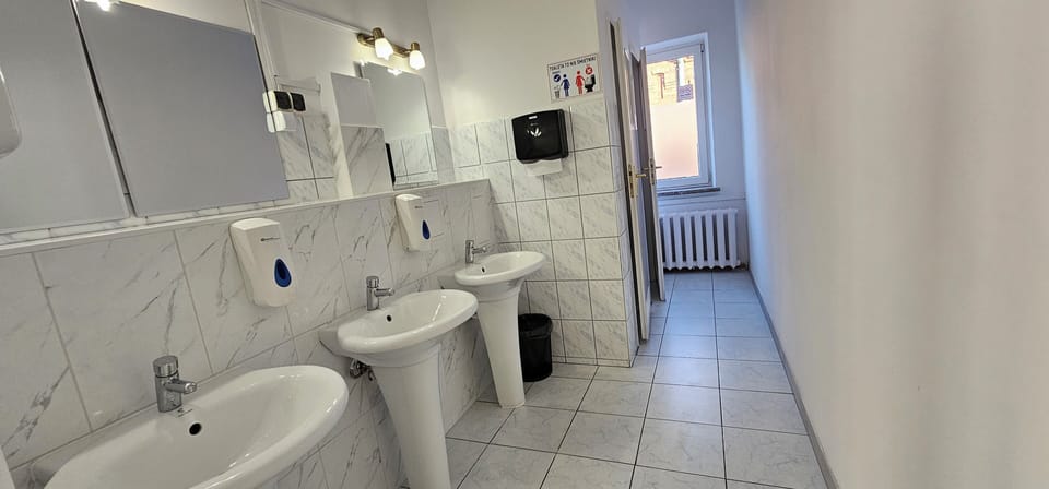 Basic Triple Room, 1 Bedroom, Non Smoking | Desk, laptop workspace, bed sheets
