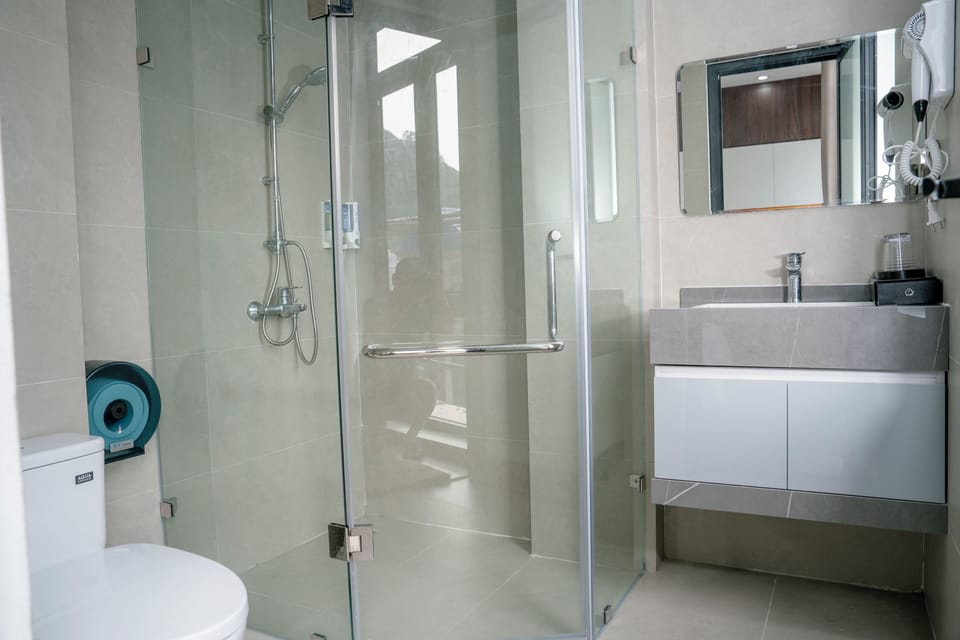 Combined shower/tub, hydromassage showerhead, hair dryer, slippers