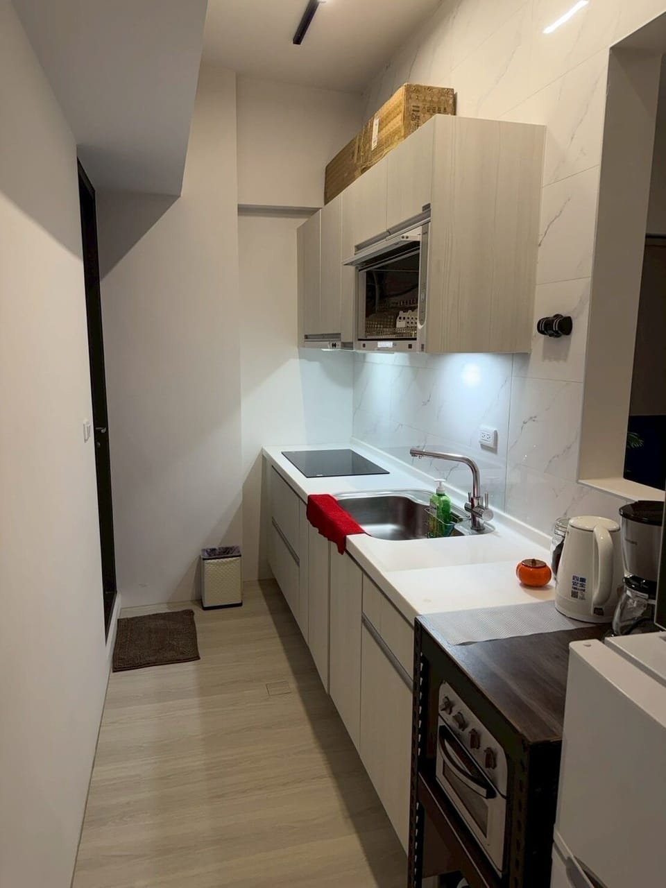 City Apartment | Private kitchen | Fridge, microwave, stovetop, griddle