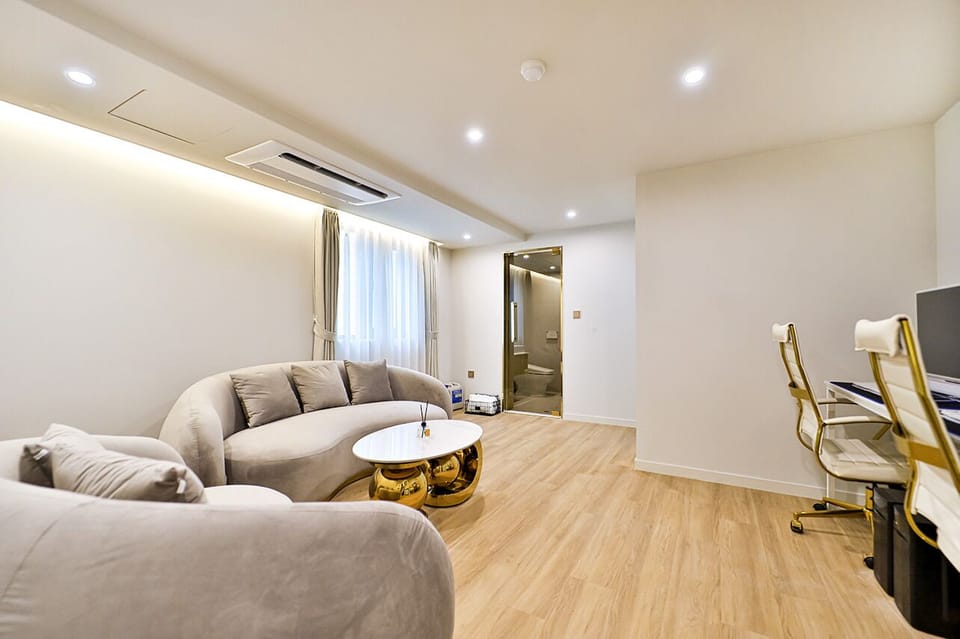 Family Suite | Living area | Heated floors