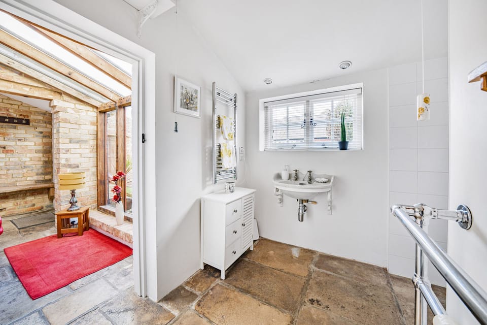 Fiddlers Green, Hamworthy, Poole: The ground floor wet room