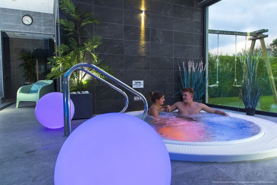 Indoor spa tub