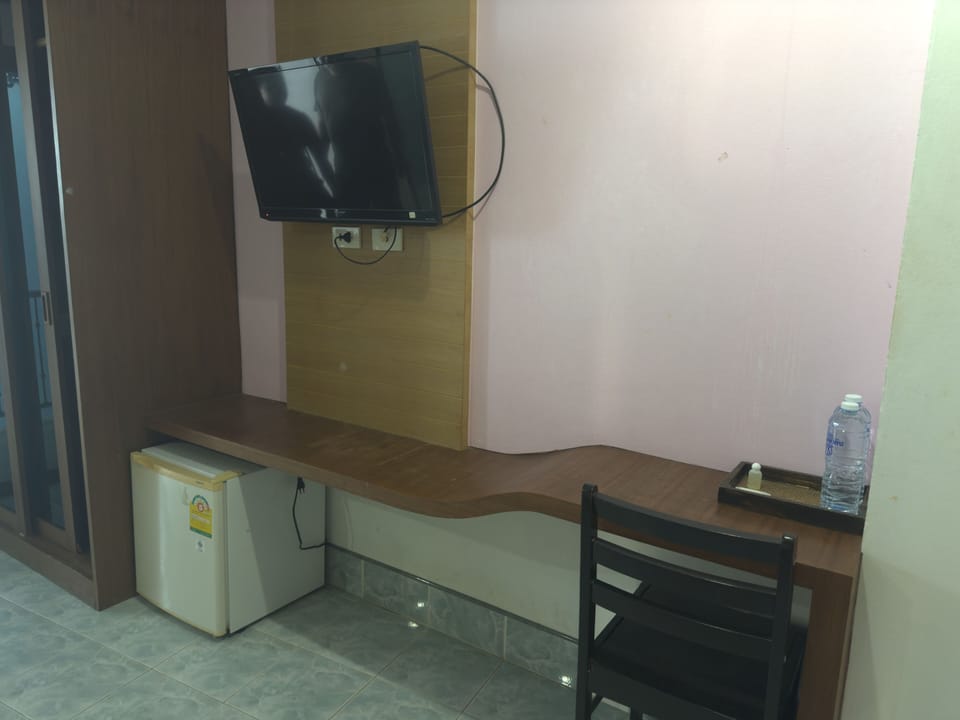Standard Double Room, 1 Bedroom, Smoking | Television