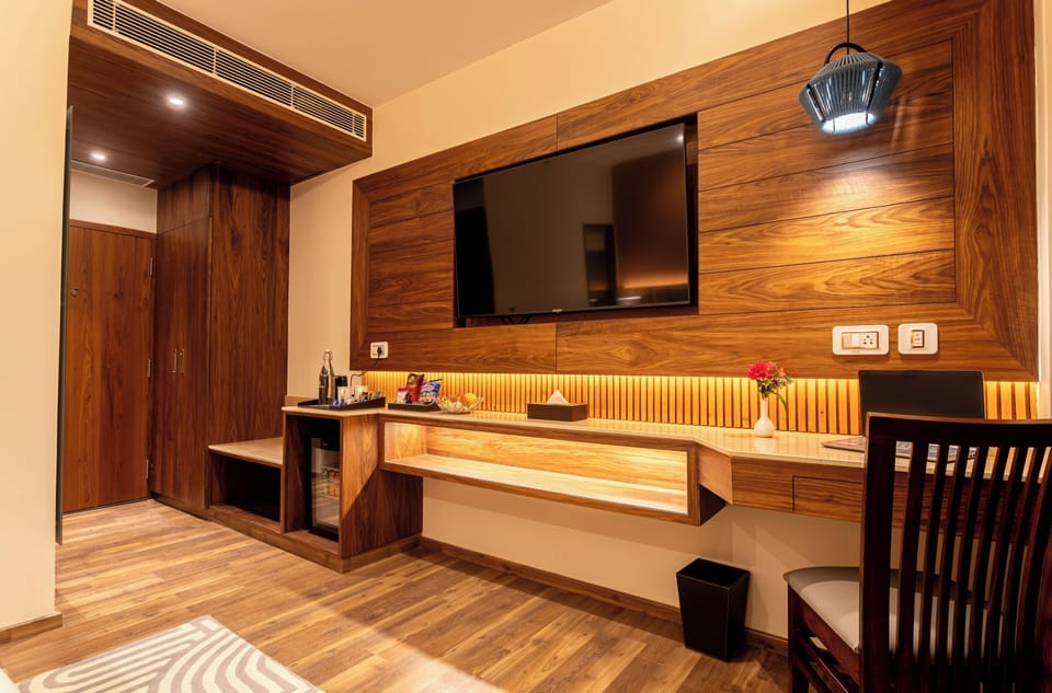 Superior Room, 1 King Bed | Premium bedding, minibar, in-room safe, desk
