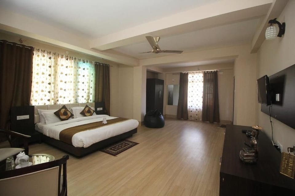 Premium Room | Desk, laptop workspace, WiFi (free)
