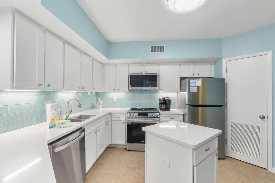 Signature Condo, 3 Bedrooms, Balcony, Beach View | Private kitchen | Fridge, microwave, oven, stovetop