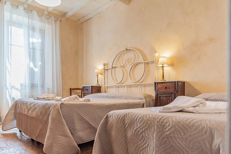 Deluxe Apartment, Poolside