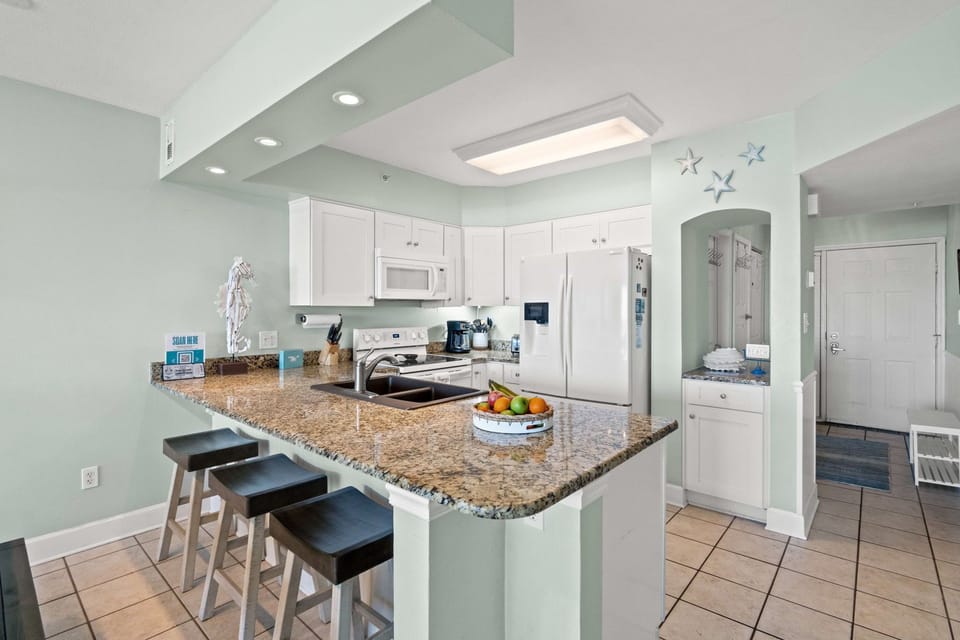 Kitchen - Beautiful kitchen with additional seating at the kitchen island.