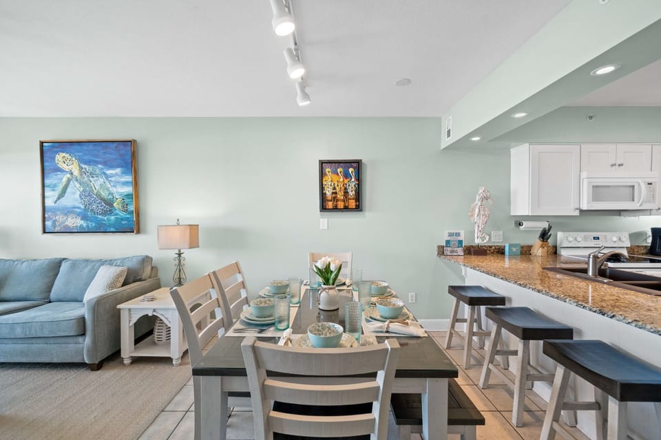 Dining Area - The dinning room table located next to the kitchen for your convenience