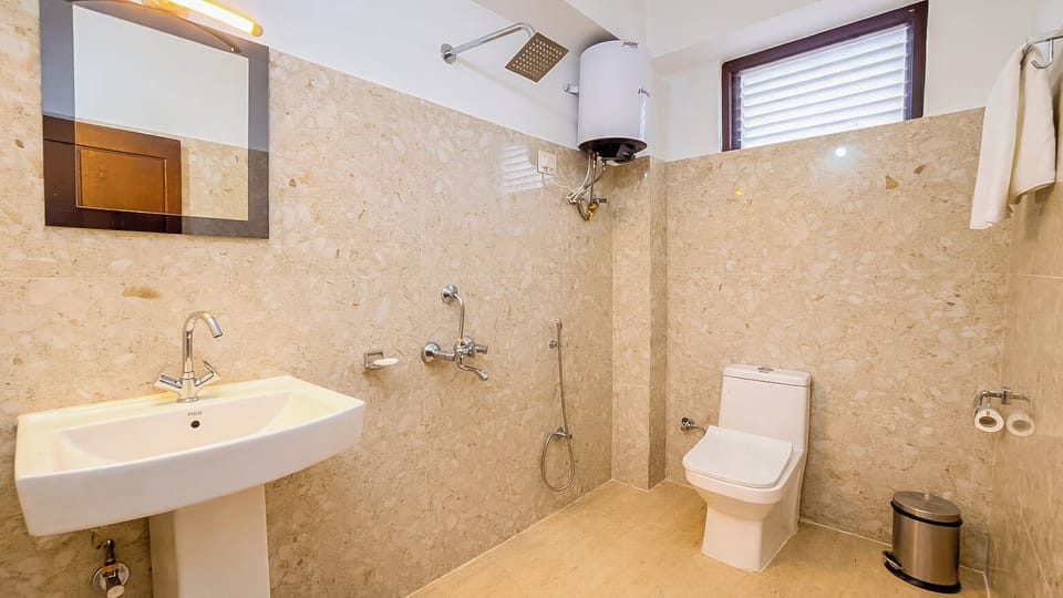 Deluxe Room | Bathroom | Shower, rainfall showerhead, hair dryer, slippers