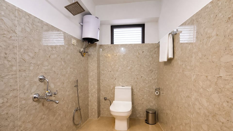Deluxe Room | Bathroom | Shower, rainfall showerhead, hair dryer, slippers