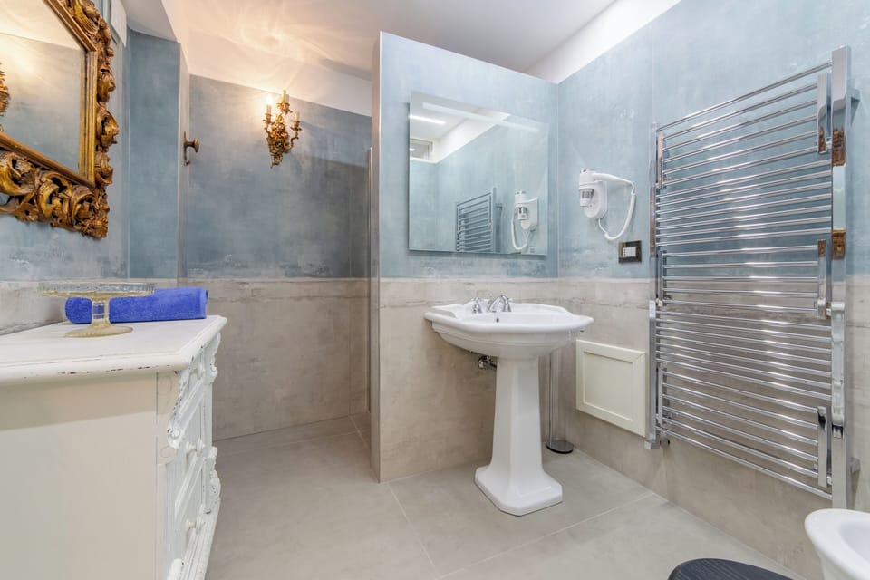 Romantic Suite | Bathroom | Shower, rainfall showerhead, slippers, towels